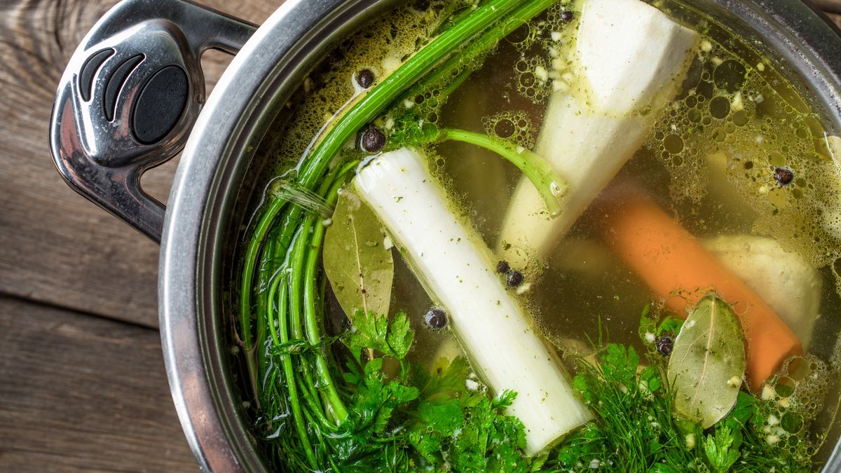 Do rosołu warto dodać kilka suszonych grzybów