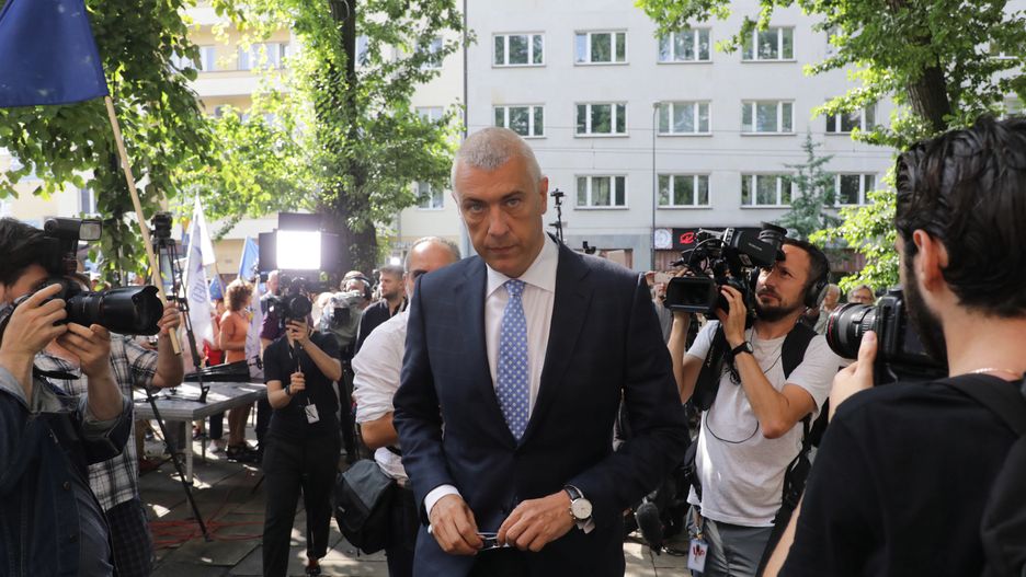 Roman Giertych
Warszawa, 03.08.2017.  Pe�nomocnik Donalda Tuska Roman Giertych (C) w drodze do Prokuratury Krajowej w Warszawie przy ulicy Rakowieckiej, 3 bm. By�y premier, przewodnicz�cy Rady Europejskiej Donald Tusk stawi� si� w warszawskiej prokuraturze na przes�uchanie dotycz�ce niedope�nienia obowi�zk�w m.in. przez prokurator�w wojskowych ws. katastrofy smole�skiej. W kwietniu 2017 r. Tusk zeznawa� ws. wsp�pracy polskich i rosyjskich s�u�b specjalnych. (nlat/zuz) PAP/Tomasz Gzell
Tomasz Gzell
Donald Tusk, katastrofa smole�ska, Krajowa, polityk polityka, prokuratura, prokuratura krajowa, przes�uchanie, przewodnicz�cy, rada europejska, Rakowiecka, re, Roman Giertych
