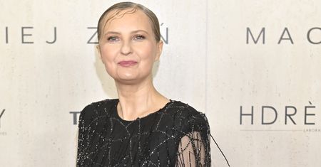 Wyglądała obłędnie na pokazie Zienia. Odczarowała modę dla dojrzałych kobiet