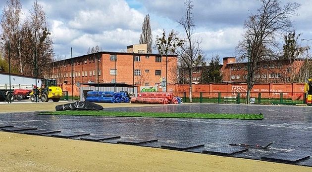 Wrocław. Sztuczna trawa na boisku przy ul. Lubińskiej. Kolejny etap prac