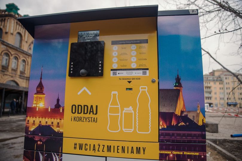 Warszawa. Recyklomaty wciąż głodne. Pojemniki na szkło i plastik rozmnażają się leniwie