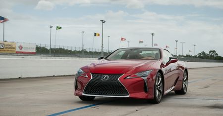 Podobno takich aut "już się nie robi". Test Lexusa LC500 na torze Palm Beach