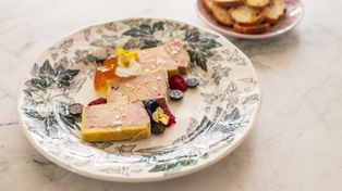 Tradycyjny pasztet z gęsi na uroczysty obiad. Rozpływa się w ustach