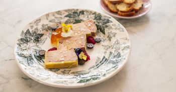 Tradycyjny pasztet z gęsi na uroczysty obiad. Rozpływa się w ustach