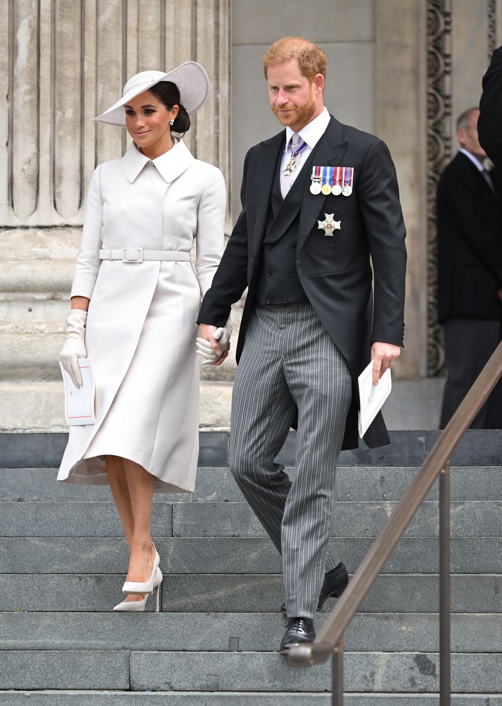 Książę Harry w mundurze  i Meghan Markle 