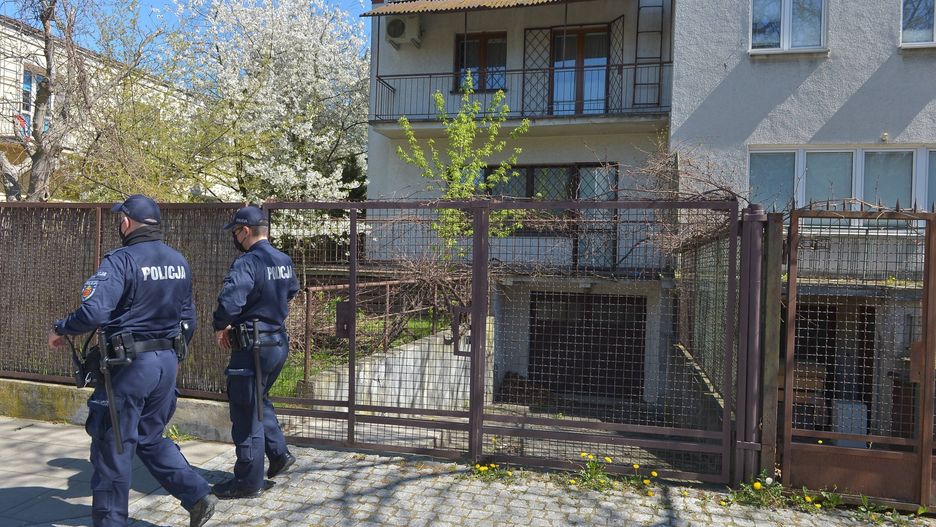 18 funkcjonariuszy pilnuje domu Jarosława Kaczyńskiego. "Mają zakaz opuszczania okolicy"