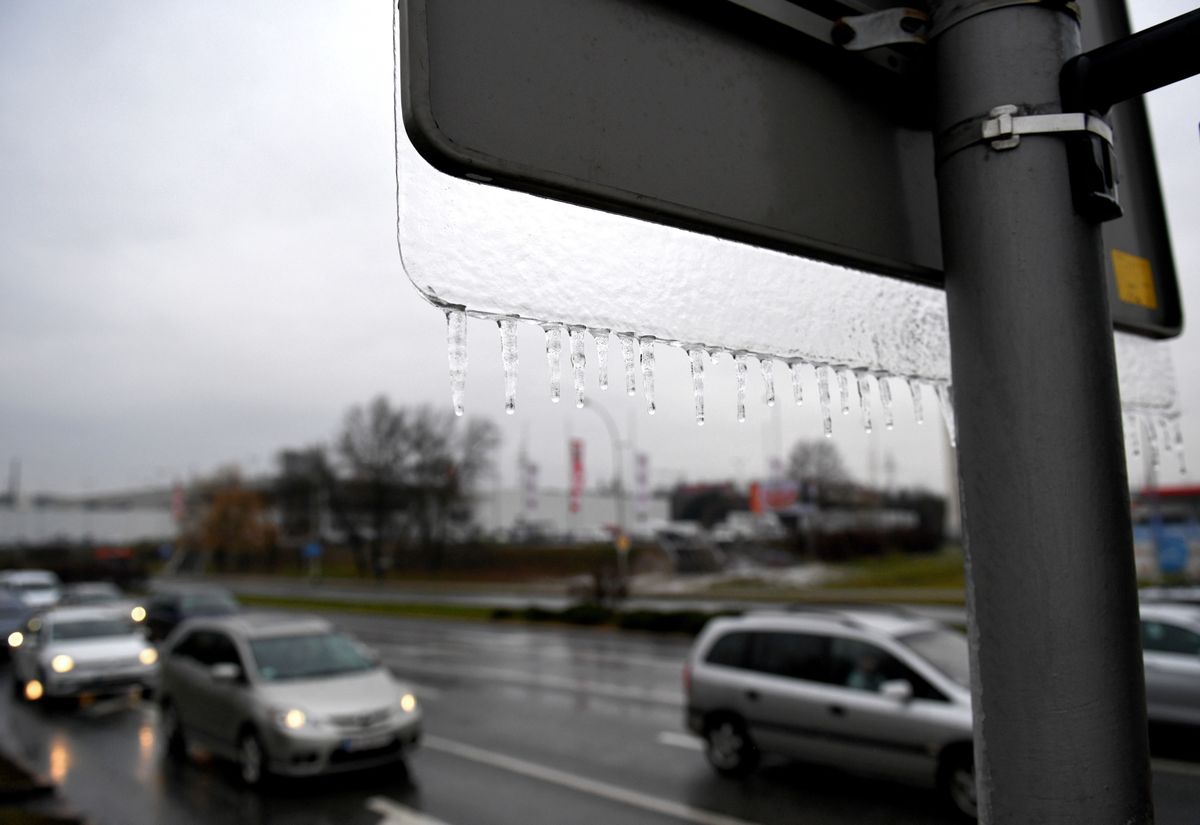 Pogoda przyniesie marznące opady. IMGW wydało ostrzeżenia