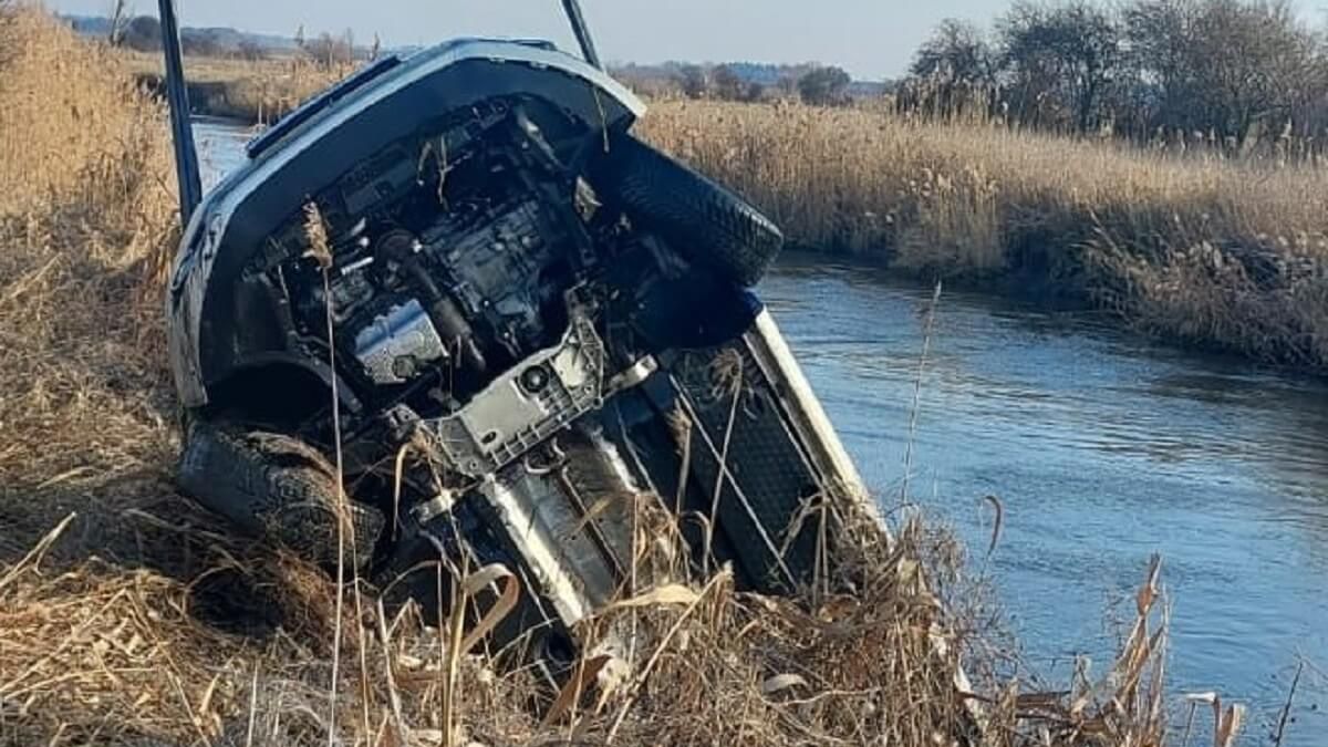 Wyciąganie samochodu z rzeki