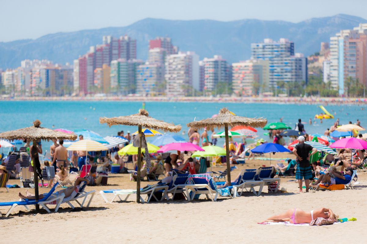 Za nieprzestrzeganie przepisów na plażach w Hiszpanii można zapłacić wysokie mandaty. Na zdjęciu plaża w Cullerze