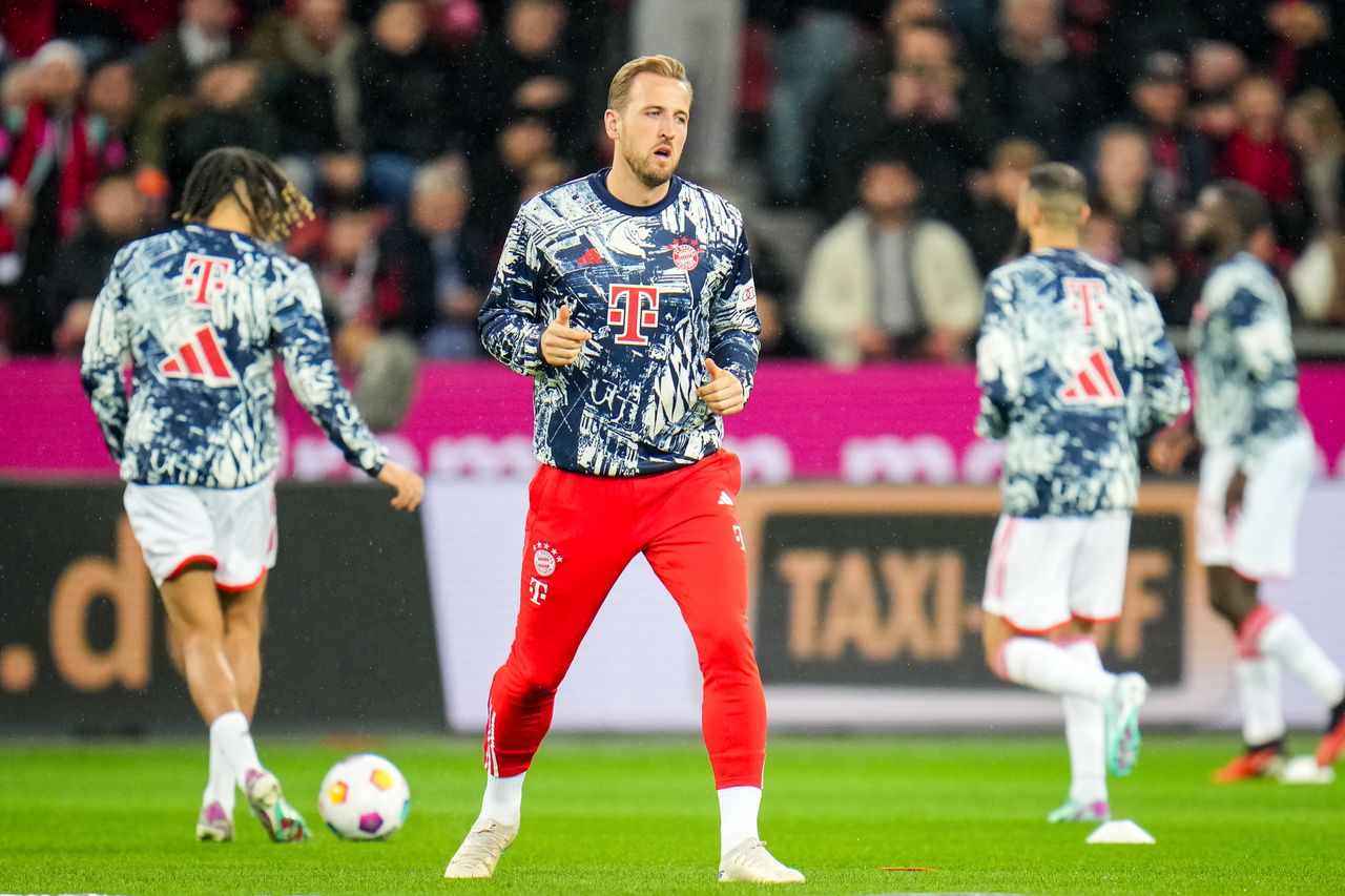 LEVERKUSEN, GERMANY - FEBRUARY 10: Harry Kane of FC Bayern Munchen warms up prior to the Bundesliga match between Bayer 04 Leverkusen and FC Bayern München at BayArena on February 10, 2024 in Leverkusen, Germany. (Photo by Rene Nijhuis/MB Media/Getty Images)