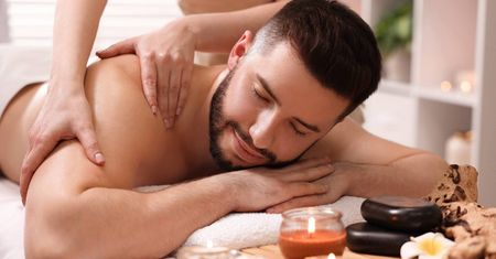 Relaksacyjny masaż przy świecach i muzyce