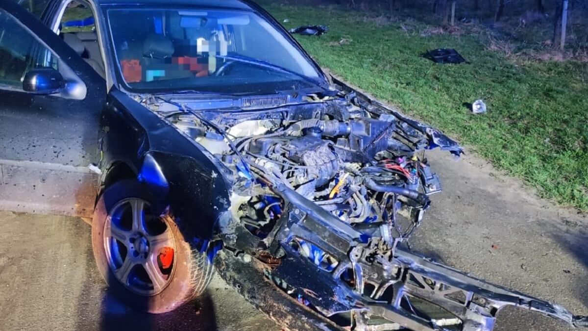 Rozbity Volkswagen znaleziony przez policjantów kawałek dalej od miejsca zdarzenia