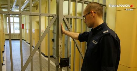 Bytom. Uderzył przechodnia w tył głowy, zerwał łańcuszek. Ale już siedzi
