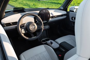 Mini nie zrezygnuje z przycisków w kabinie. "Przesadna cyfryzacja odbiera charakter"