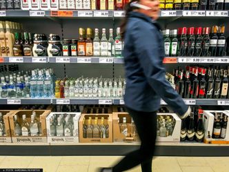 Wódka w dyskontach za 10 zł. "Tak korporacje sprały mózgi Polakom"