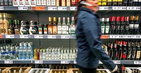 Wódka w dyskontach za 10 zł. "Tak korporacje sprały mózgi Polakom"