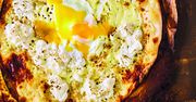 Pizza z jajem i ricottą. Podbije twoje kubki smakowe