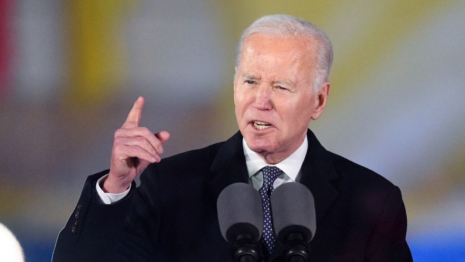 Warszawa, 21.02.2023. Pierwszy dzień oficjalnej wizyty prezydenta USA Joe Bidena w Warszawie, 21 bm. Prezydent Stanów Zjednoczonych Joe Biden wygłasza przemówienie do narodu polskiego w Arkadach Kubickiego w ogrodach Zamku Królewskiego w Warszawie. (jm) PAP/Radek Pietruszka
