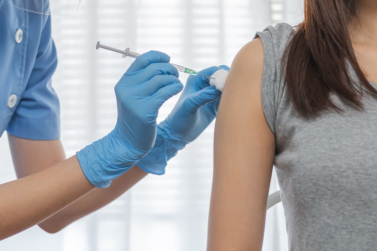 szczepienie szczepionka strzykawka szczepienia koronawirus pfizer astrazeneca moderna johnson