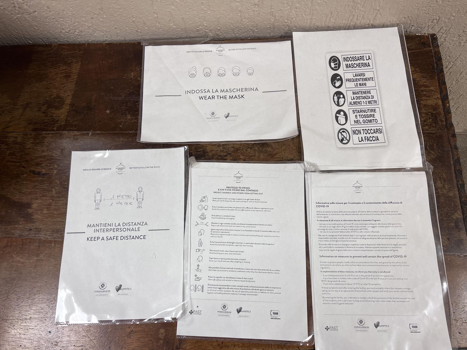 W hotelach znajdziemy informacje o obowiązujących zasadach. 