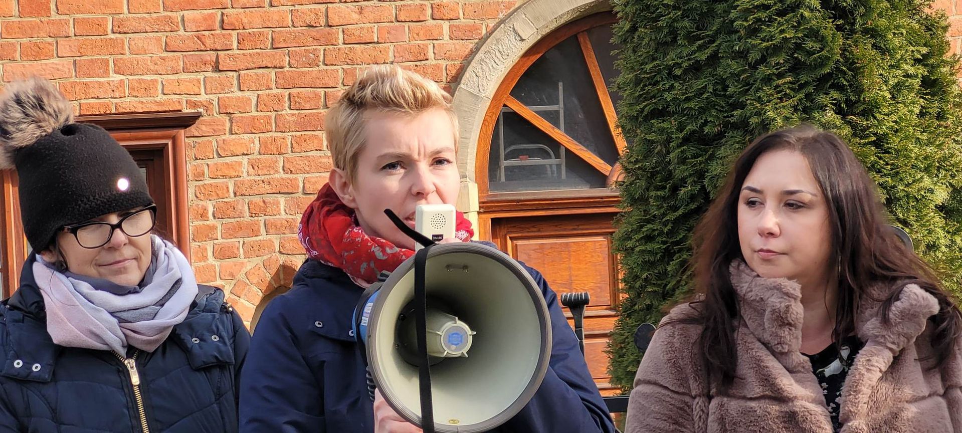 Protest działaczy Kongresu Katoliczek i Katolików przed gdańską kurią