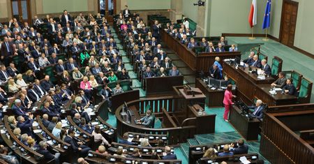 Nowy sondaż. KO wygrywa, ale prawica bierze Sejm
