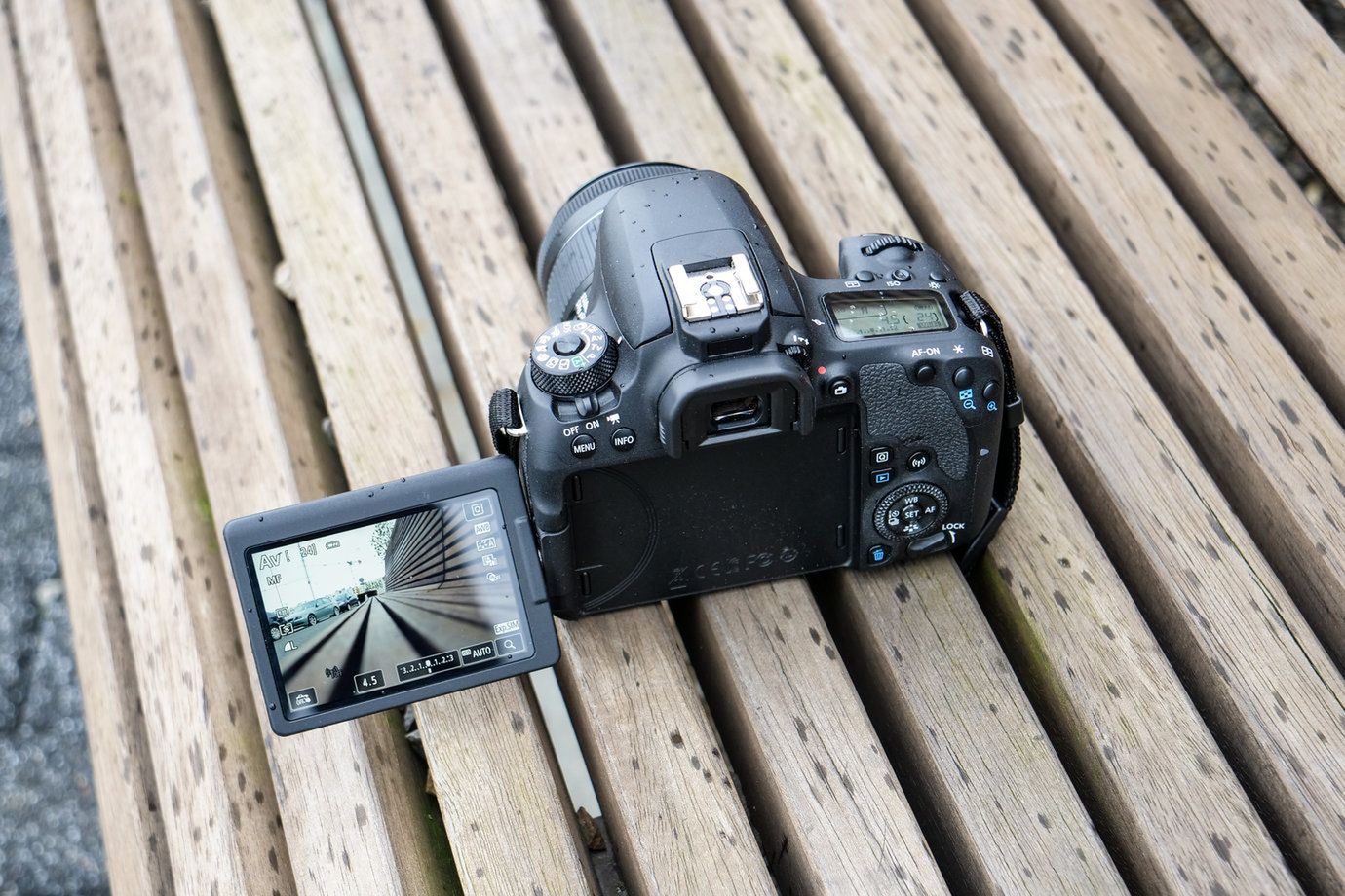 Czy w Canonie 6D Mark II zobaczymy odchylany ekran? 1