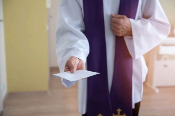 Poświęcenie nowego domu przez księdza. Ile kosztuje taka posługa?