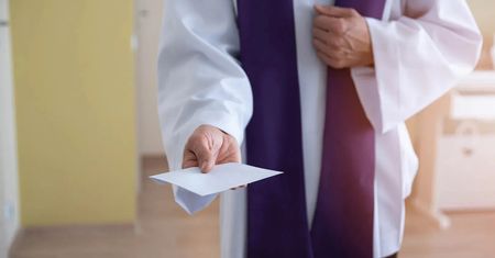 Poświęcenie nowego domu przez księdza. Ile kosztuje taka posługa?