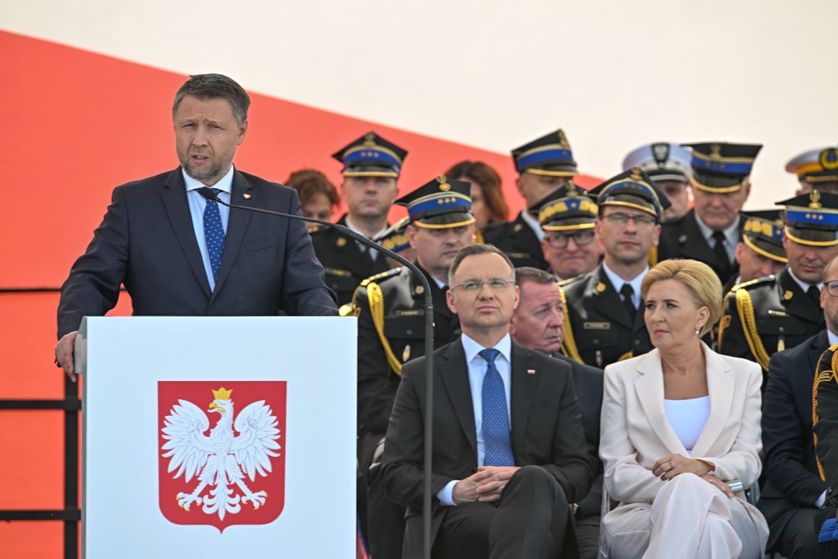 Andrzej Duda, Agata Kornhauser-Duda, oraz minister  Marcin Kierwiński podczas uroczystości Dnia Strażaka