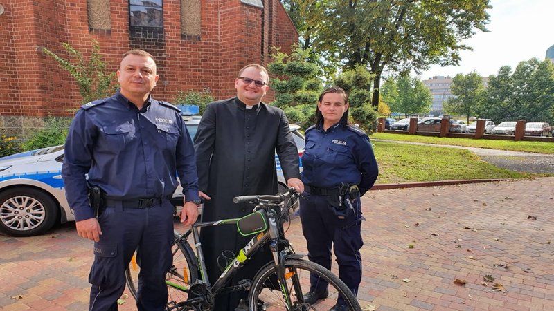 Ksiądz Mateusz dzięki policjantom odzyskał rower 
