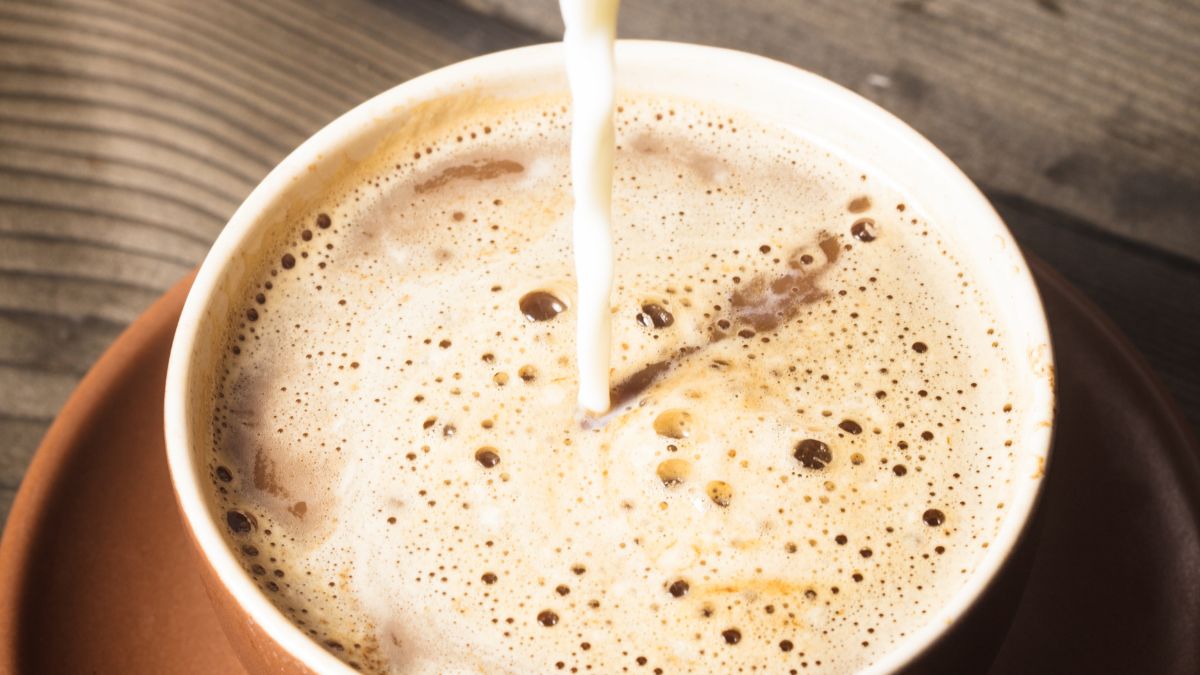 Kawa z mlekiem - dlaczego nie warto po nią sięgać?