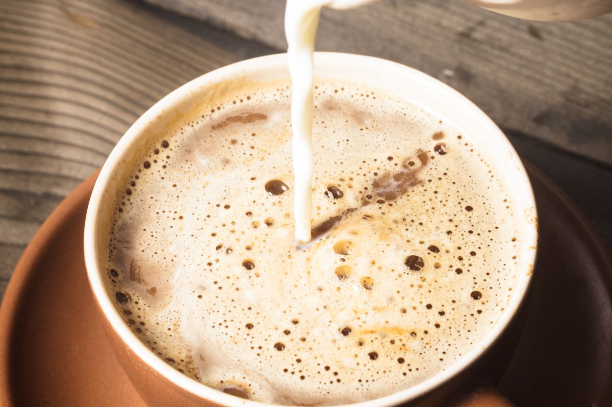 Pijesz kawę z mlekiem? Oto jak naprawdę wpływa na twój organizm