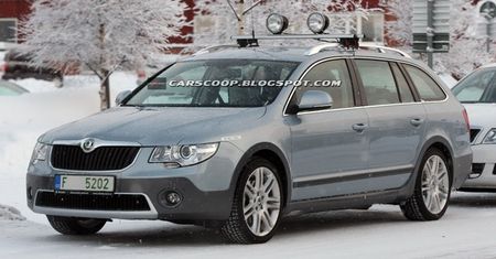 Škoda Superb (prawie) Scout w zimowej scenerii [aktualizacja]