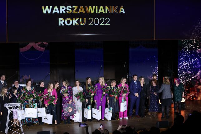 Warszawa, 21.11.2022. Laureatka tytułu Warszawianki Roku 2022, reżyserka Małgorzata Szumowska (9L) oraz prezydent Warszawy Rafał Trzaskowski (6P) wśród uczestników gali ogłoszenia wyników plebiscytu Warszawianka Roku 2022, 21 bm. w Muzeum Historii Żydów Polskich Polin w Warszawie. (jm) PAP/Leszek Szymański