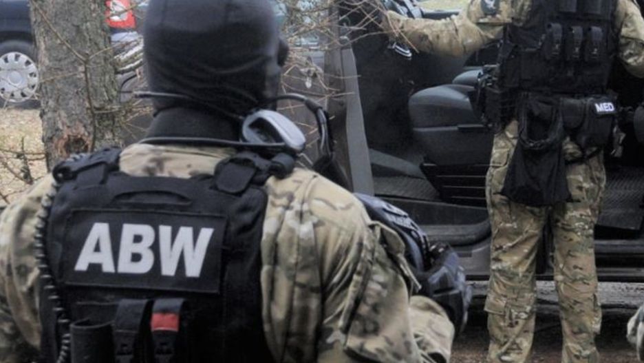 Agencja Bezpieczeństwa Wewnętrznego aresztowała kolejną osobę, podejrzaną o udział w siatce szpiegowskiej działającej na niekorzyść Polski. Wśród zatrzymanych jest były dyrektor chińskiej firmy i kilku Polaków, którzy przekazywali informacje rosyjskiemu wywiadowi (Gov.pl)