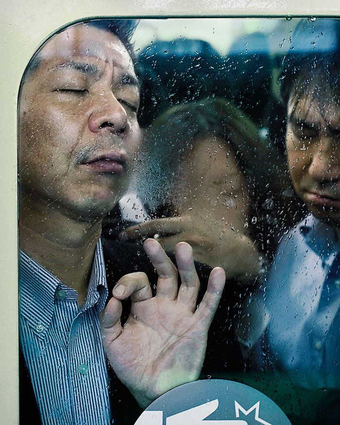 Zatłoczone metro w Tokio jest pełne wyjątkowych twarzy 15