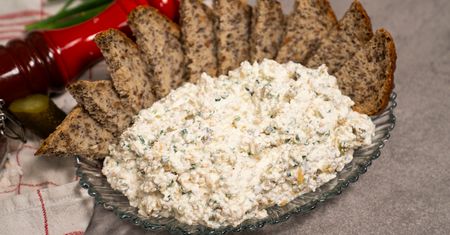Nie śledzie, a twarożek. Po tatarsku smakuje jak najlepsza pasta kanapkowa