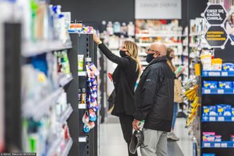 Maseczki muszą wrócić na twarze. MZ: egzekwować ma sprzedawca, policja i straż miejska