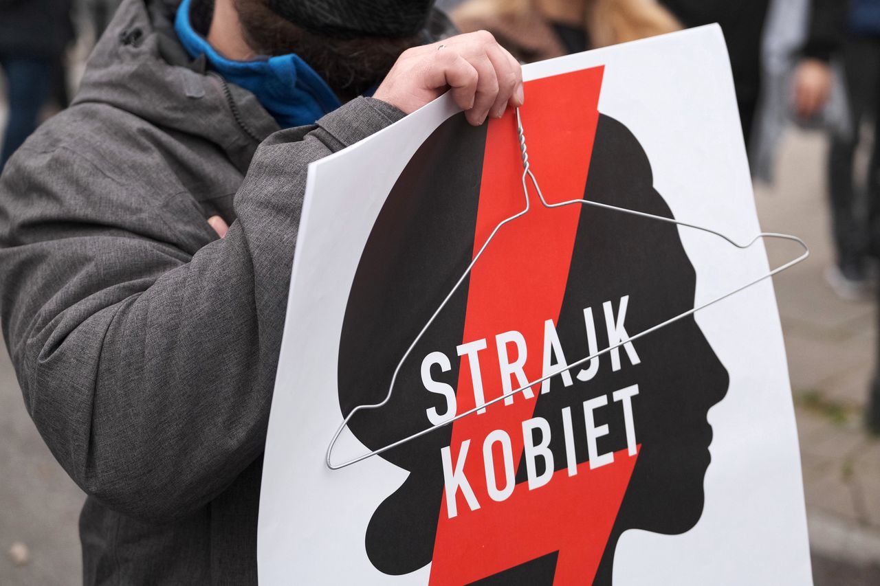 Strajk kobiet. W Trzebiatowie doszło do zniszczenia filii biura poselskiego Michała Jacha