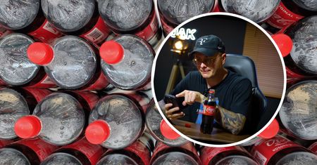 Kupił 100 butelek Coca-Coli. "Żeby wygrać, trzeba grać"