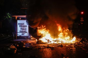 Zamieszki we Francji. Prasa uderza w policję i polityków
