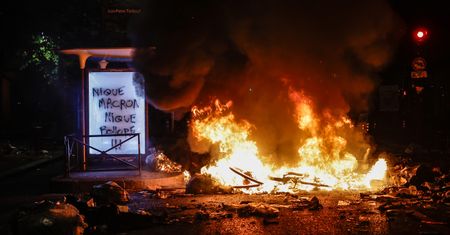 Zamieszki we Francji. Prasa uderza w policję i polityków