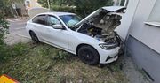 "BMW wjechało prawie do mieszkania teściowej”. Kierowca zbiegł