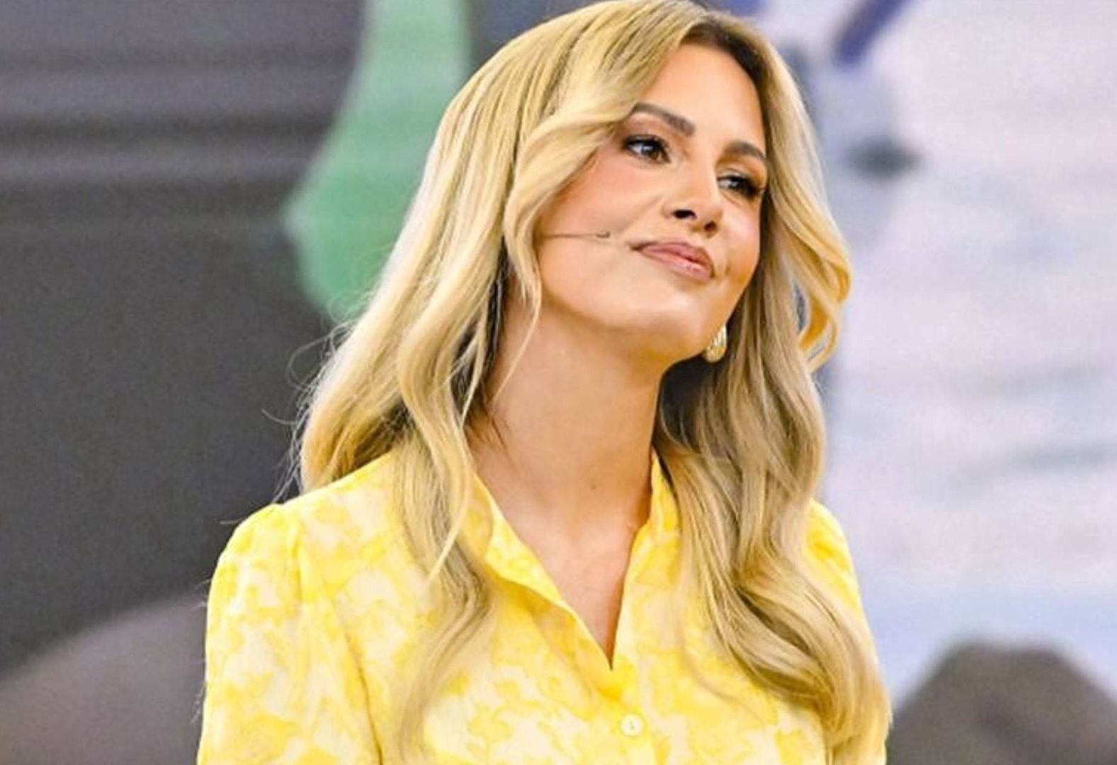 Wskoczyła w obłędną mini. Ten kolor to hit na wiosnę