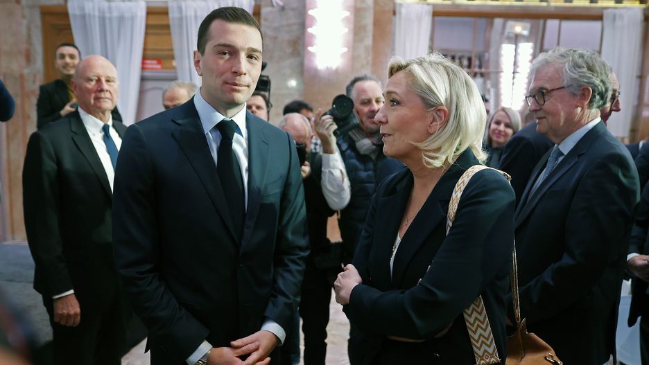Lider listy Zjednoczenia Narodowego (RN) w wyborach do Parlamentu Europejskiego, Jordan Bardella oraz Marine Le Pen