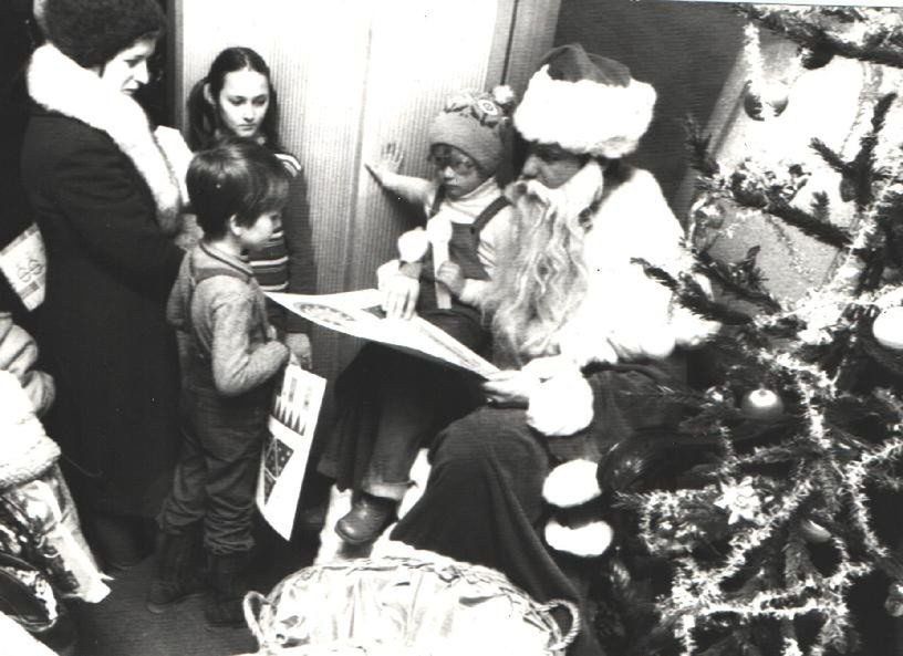 W czasach PRL-u Mikołaj do buta przynosił dzieciom to, co z trudem zdobyli rodzice. W czasach największego kryzysu lat 80. słodycze kupowali na kartki, wystawali po nie w kolejkach. A szczytem szczęścia była możliwość kupienia czegoś w Peweksie...z trudem