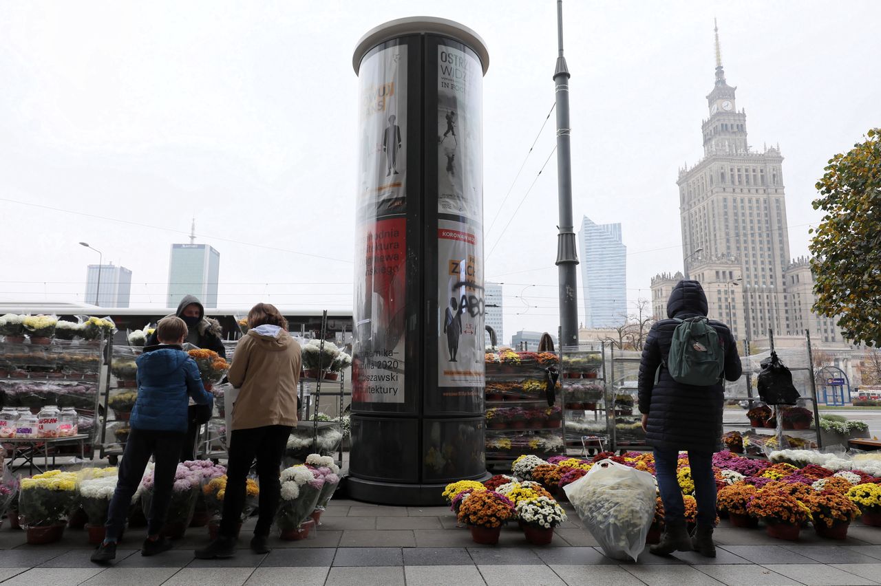 Warszawa. Akcja "Kup pan chryzantemę" w stolicy