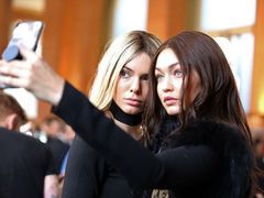 Kendall Jenner blondynką, Gigi Hadid brunetką. Skąd ta zmiana?