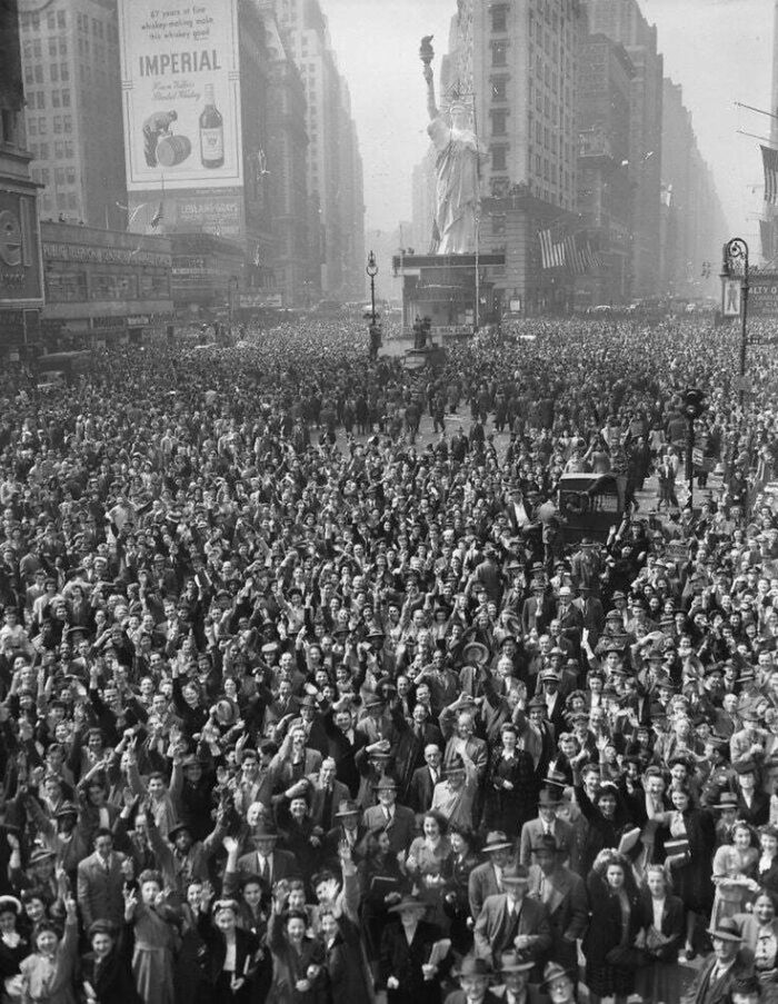 Tłum na Times Square w Nowym Jorku świętujący kapitulację III Rzeszy (7 maja 1945).